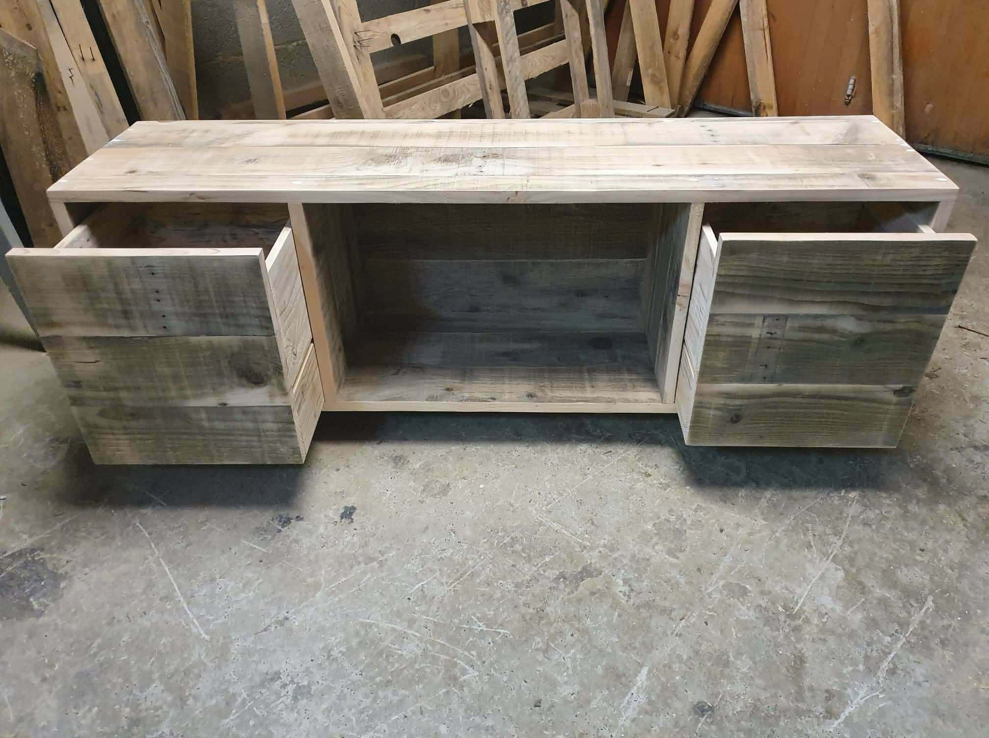 Meuble TV en bois avec tiroirs