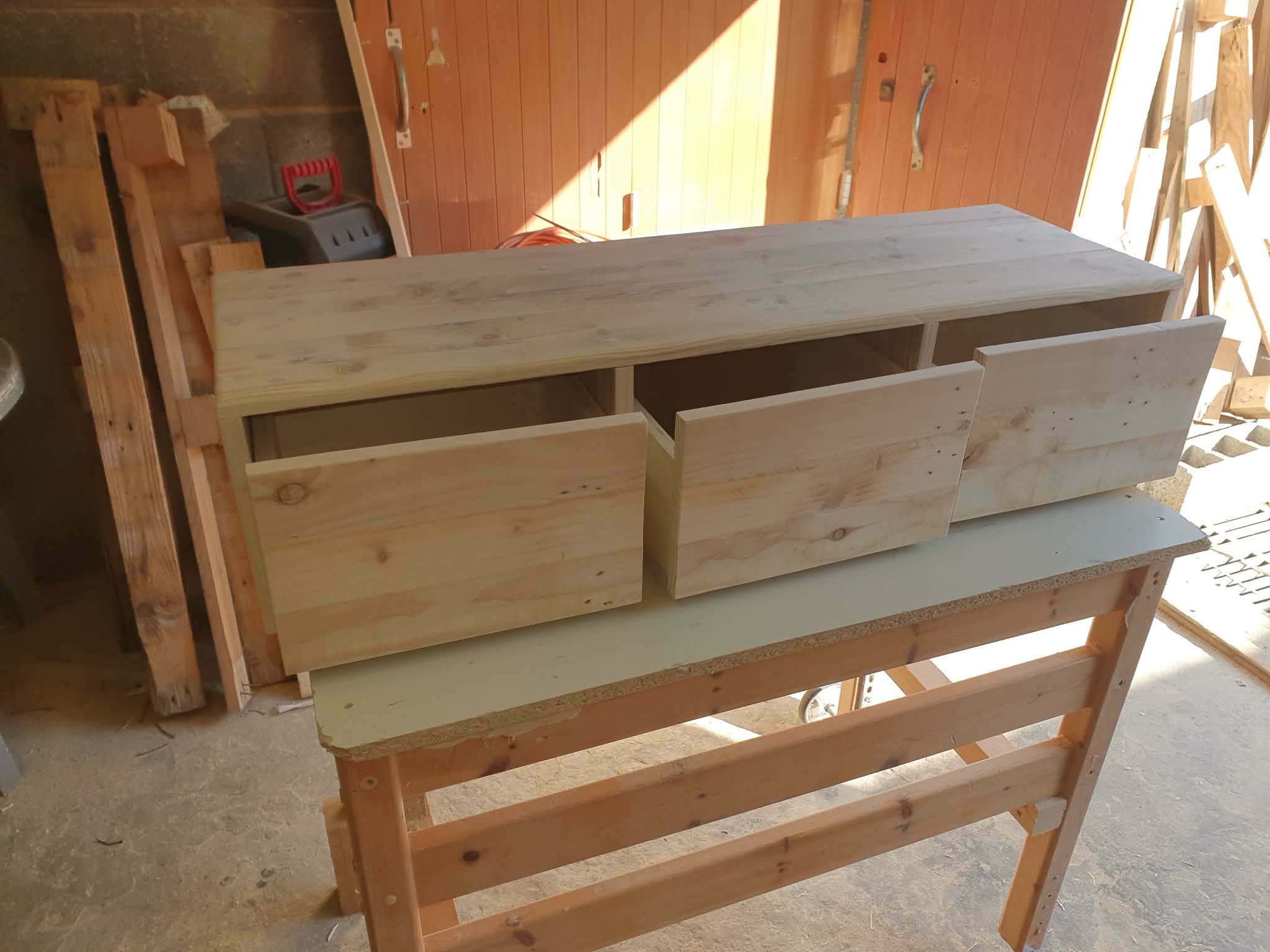 Meuble de rangement en bois avec 3 tiroirs